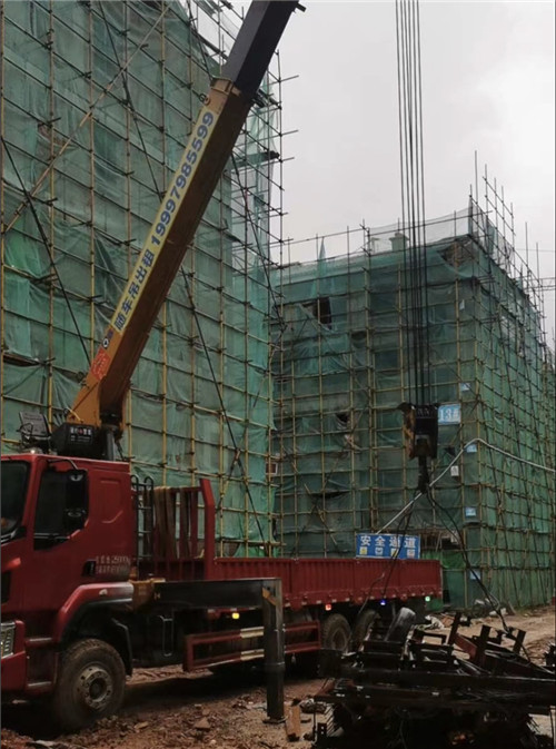 桦南县“慢工细活”—— 吊车的 “微动控制” 技术